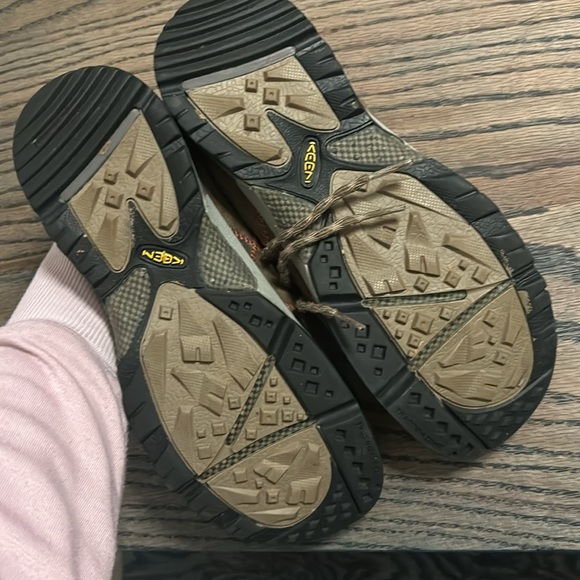 Keen waterproof hiking shoes in size 7.5 - Picture 6 of 9